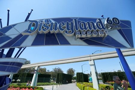 　３月１２日、米娯楽大手ウォルト・ディズニーは、米カリフォルニア州およびフロリダ州のテーマパークと仏パリのディズニーランドを今週末から３月いっぱい閉鎖すると発表した。アナハイムのディズニーランドで２０１６年４月撮影（２０２０年　ロイター/Mike Blake）