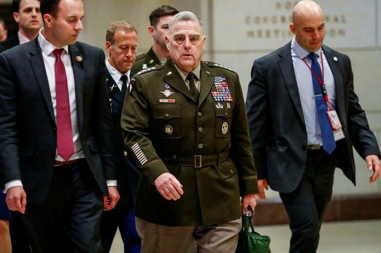 エスパー米国防長官は、イランによる米軍のイラク駐留基地への報復攻撃について、イラン国内の少なくとも3カ所から16発の短距離弾道ミサイルが発射されたと説明した。写真は上院議員らとのブリーフィングに向かうミリー統合参謀本部議長（2020年　ロイター/Tom Brenner）