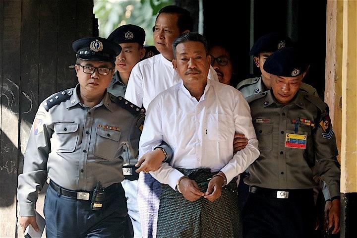 法廷に出廷するチー・リン被告（手前中央）とアウン・ウィン・ゾウ被告（後方）　Ann Wang - REUTERS