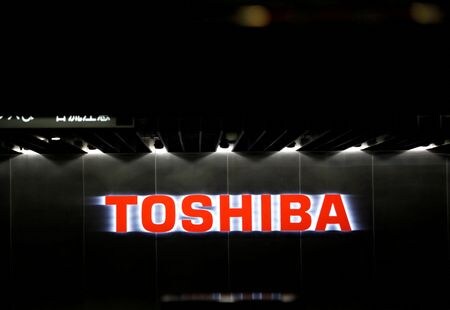 　３月１日、東芝は綱川智社長と畠澤守副社長、経営企画担当の福山寛執行役上席常務が引責辞任するとのテレビ東京の報道に、「当社社長・副社長、上席常務が引責辞任をする事実はない」とのコメントを出した。写真は東芝のロゴ。川崎で昨年６月撮影（２０２２年　ロイター／Kim Kyung-Hoon）