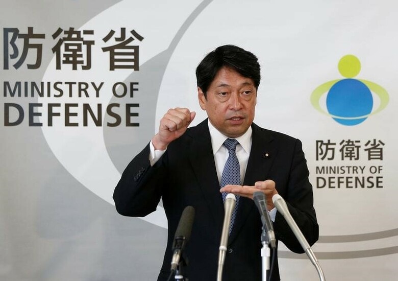 ４月３日、小野寺五典防衛相は閣議後会見で、存在しないとしてきた陸上自衛隊イラク派遣部隊の日報が見つかった問題で、文書の発見から大臣への報告まで約３カ月かかったことについて、「どのような経緯だったか確認したい」と語った。写真は昨年８月に会見する同防衛相（２０１８年　ロイター／Issei Kato）