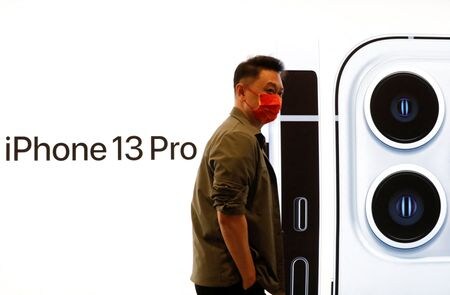 米アップルの中国でのスマートフォン市場シェアが昨年第４・四半期に２３％と、過去最高に達したことが２６日、調査会社カウンターポイントの調べで分かった。２０２１年９月撮影（２０２２年　ロイター/Carlos Garcia Rawlins）