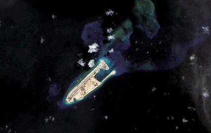 南シナ海で中国が建設を進める人工島　GALLO IMAGES/GETTY IMAGES