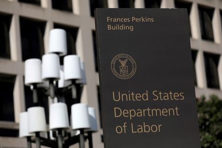 　２月２７日、バイデン米政権は、児童労働の取り締まり強化に向け、一連の措置を講じていることを明らかにした。写真はワシントンの労働省。２０２０年８月撮影（２０２３年　ロイター/Andrew Kelly）
