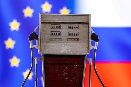 世界のエネルギー安全保障を巡るリスクの抑制に向け、欧州連合（ＥＵ）が２１日に合意した対ロシア制裁措置の調整により、ロシアの国営石油最大手ロスネフチとガスプロムは第３国への石油輸出が可能になる見通しだ。３月２５日撮影（２０２２年　ロイター/Dado Ruvic）