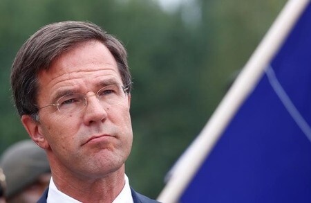 　１１月９日、オランダのルッテ首相（写真）率いる新政権は、１５％配当源泉税の撤廃を巡り、石油大手ロイヤル・ダッチ・シェルを含む多国籍企業が廃止を求めるロビー活動を行ったとの報道を受け、議会で野党の追及を受けた。写真はリトアニアのルクラで８月撮影（２０１７年　ロイター／Ints Kalnins）