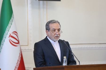 ５月１３日、イランの核開発問題を巡る米国との最近の協議に関してイラン外務省のバガイ報道官は地元メディアに対して「交渉は有益だった」との認識を示した。写真はイランのアラグチ外相。テヘランで２月撮影（２０２５年　ロイター／Majid Asgaripour/WANA）