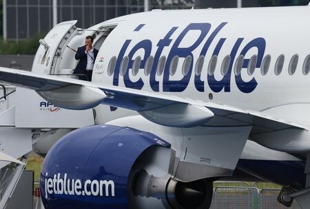 　６月２４日、米格安航空会社（ＬＣＣ）のスピリット航空は、運輸省に対し、同業ジェットブルー航空とユナイテッド航空の提携計画を阻止するよう求めた。写真は、ジェットブルー航空のロゴ。２０２４年７月、英国のファンボローで撮影（２０２５年　ロイター/Toby Melville）