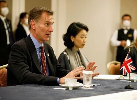ハント英財務相は１３日、米国が債務上限引き上げで合意できなければ「壊滅的」との認識を示した。写真はイエレン米財務長官との会談に臨むハント英財務相（左）。新潟市で１３日撮影。（2023年 ロイター/Issei Kato/Pool）