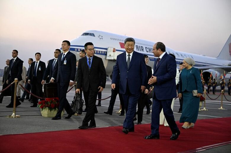 9月1日、カイロ国際空港で中国の習近平国家主席を出迎えるエジプトのシシ大統領。代表撮影。 REUTERS