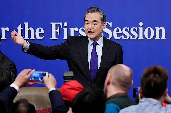 中国外国人記者クラブは、昨年の中国での外国人記者の取材環境は「大きく悪化」したとの調査結果を発表した。環境が改善したと回答した記者は１人もいなかった。写真は昨年３月の全人代で会見する王外相。北京で撮影（２０１９年　ロイター／Jason Lee）