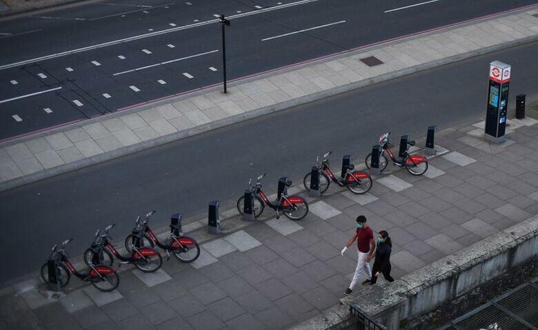 英保健省は、英国内の新型コロナウイルス感染症による死者が6日1600GMT時点で786人増え、6159人になったと発表した。ロンドンで撮影（2020年　ロイター／Dylan Martinez）