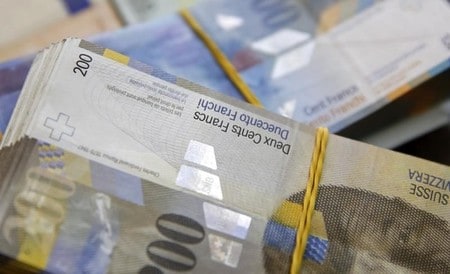 　８月２１日、主要な中央銀行が膨張したバランスシートの縮小に動いているが、スイス国立銀行（ＳＮＢ、中央銀行）が為替市場介入によって積み上げた外貨準備の削減に着手できるのは、何年も先になりそうだ。写真はスイスフランとユーロの紙幣。２０１５年１月撮影（２０１７年　ロイター/Dado Ruvic）