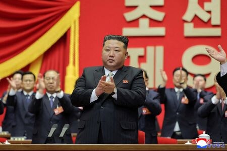 　北朝鮮の朝鮮労働党大会は２２日、最高指導者の党総書記に金正恩氏を再任した。国営の朝鮮中央通信（ＫＣＮＡ）が２３日に報じた。写真は党大会での金氏（中央）。ＫＣＮＡが２３日に公開（２０２６年　ロイター）