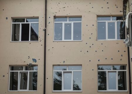 　８月２９日、ウクライナ全域では当局がロシア軍によって破壊された学校施設の修復や、防空シェルターの建設を進めている。約６００万人に上る学齢児童が、９月からの新学期にオンラインないし対面方式で授業に戻れるようにするためだ。写真はキーウ近郊イルピンで、ロシア軍による攻撃を受けた学校の壁。１０日撮影（２０２２年　ロイター/Gleb Garanich）