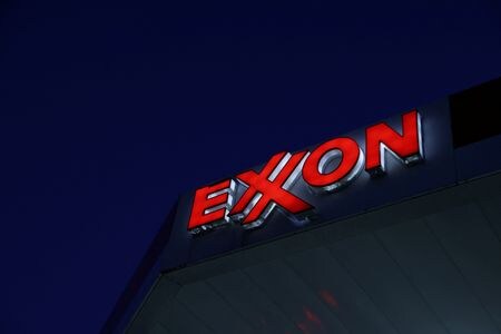 ７月１３日、 米石油大手エクソンモービルは、米石油・ガス生産企業デンベリーを４９億ドルで買収することに合意した。写真はニューヨーク・ブルックリンのエクソンモービルのガソリンスタンドで２０２１年１１月撮影（２０２３年　ロイター/Andrew Kelly）
