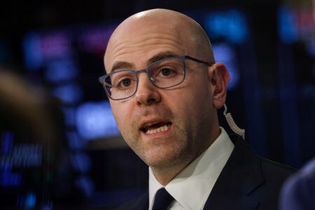 写真は米連邦準備理事会（ＦＲＢ）のミラン理事。２０２５年１１月、ニューヨーク証券取引所で撮影。REUTERS/Brendan McDermid