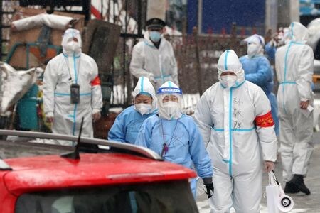中国国家衛生健康委員会の１６日の発表によると、１５日に確認された中国本土の症状のある新型コロナウイルス新規国内感染者は１８６０人と、４日連続で１０００人を上回った。ただ、前日の３５０７人からは半分近く減少した。写真は吉林省の長春でウイルス検査を行う医療関係者。３月１４日撮影。チャイナ・デーリー提供（２０２２年　ロイター）
