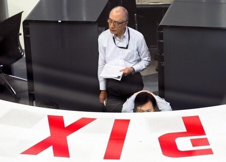 　５月１７日、東京株式市場で日経平均は続伸した。原油高を背景に前日の米国株が上昇したほか、１ドル１０９円前後で落ち着いた値動きとなった為替など外部環境の改善を受けて買いが先行。写真は東京証券取引所で昨年６月撮影（２０１６年　ロイター／Thomas Peter）