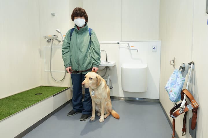 JRさいたま新都心駅構内の補助犬用トイレ　写真：内村コースケ
