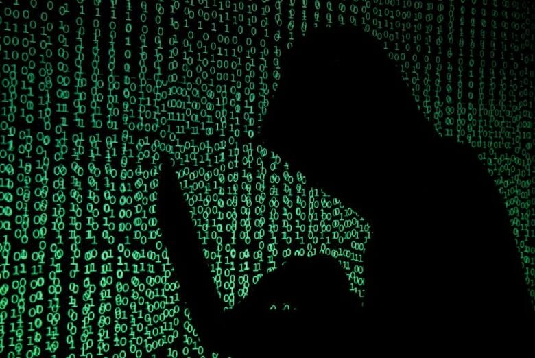 写真はバイナリーコードとハッカーのイメージ。2017年5月撮影。REUTERS/Kacper Pempel