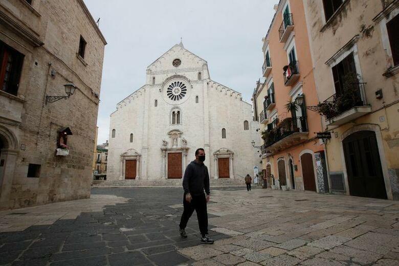 イタリア当局は31日、新型コロナウイルス感染症による死者が837人に増加し、1万2428人に達したと発表した。バーリで撮影（2020年　ロイター/ALESSANDRO GAROFALO）