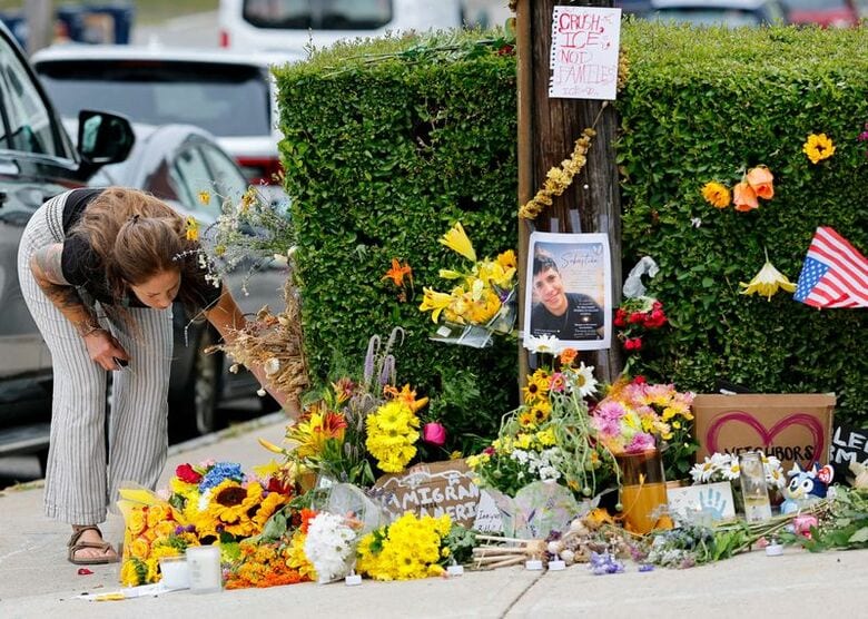 7月14日、米国メーン州ビデフォードで、 米移民・税関捜査局（ＩＣＥ）職員が男性を射殺した現場に花を供える人。 REUTERS/CJ Gunther