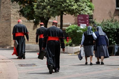 ローマ教皇庁（バチカン）は５日、新教皇を決める選挙（コンクラーベ）に参加する予定の枢機卿１３３人全員がローマに到着したと発表した。（２０２５年　ロイター/Murad Sezer）