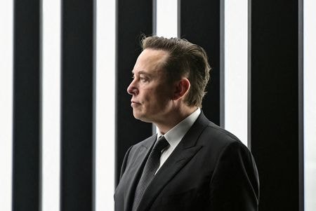 　米議決権行使助言会社インスティチューショナル・シェアホルダー・サービシーズ（ＩＳＳ）は１７日、米電気自動車（ＥＶ）大手テスラのイーロン・マスク最高経営責任者（ＣＥＯ、写真）に対する１兆ドルの巨額報酬案に反対するよう株主に促した。写真は２０２２年３月、ドイツで代表撮影（２０２５年　ロイター）