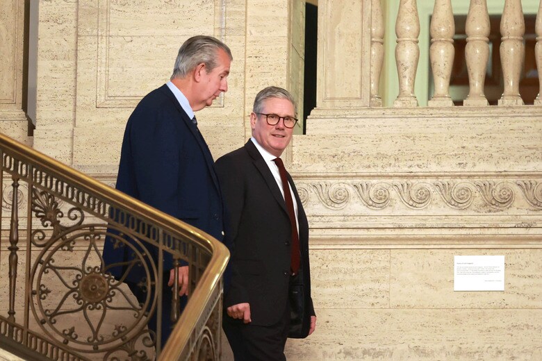 就任直後から北アイルランドのベルファスト訪問など精力的に動き始めたスターマー新首相（右）　LIAM MCBURNEY－REUTERS