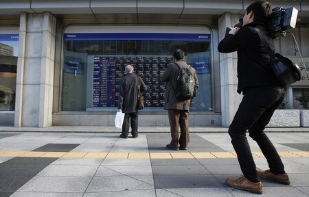 　１月１９日、東京株式市場で日経平均は３日ぶりに小反発した。米国株は小安かったが、日本株は前日に下落した反動から買いが先行。一時１００円を超す上昇となったが、取引時間中にドル安・円高が進行したことが重しとなった。小口の利益確定売りも加わり後場は一進一退の展開だった。写真は都内で２０１３年１２月撮影（２０１８年　ロイター／Yuya Shino）