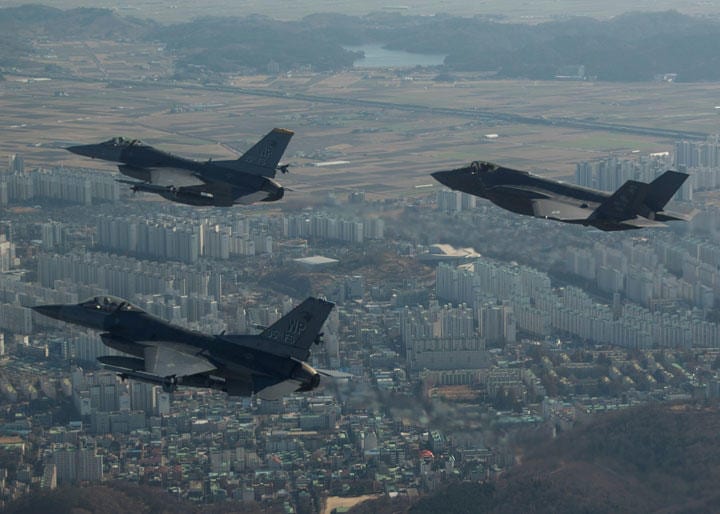 韓国上空を演習飛行する米軍のF35Aステルス戦闘機　Josh Rosales/U.S. Air Force/REUTERS