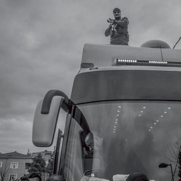 今年3月の統一地方選で候補者の応援に訪れたエルドアンのバス降車を治安部隊が警護する（イスタンブール）