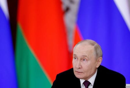 　３月１７日、ロシア天然資源環境省は、電気自動車（ＥＶ）などの電池に使われる炭酸リチウムについて、２０３０年に少なくとも６万トンを国内で生産する計画を公表した。モスクワで１３日、代表撮影（２０２５年　ロイター）