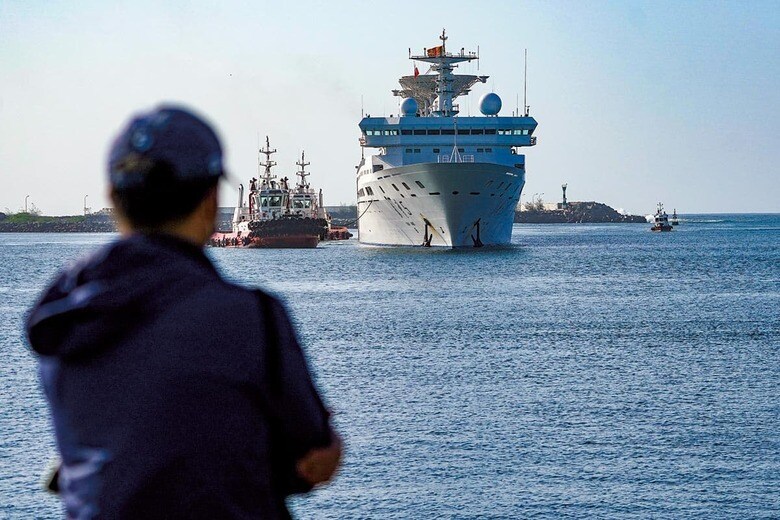 スリランカのハンバントタ港に入港した中国の遠望5号（8月16日）　THILINA KALUTHOTAGEｰNURPHOTO/GETTY IMAGES
