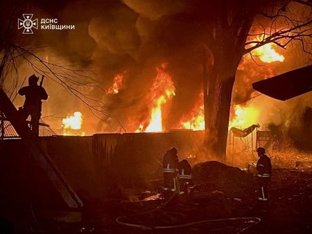 ウクライナのウメロフ国防相は３月２３日、ロシアとの停戦に向けた取り組みの一環として、エネルギー施設と重要インフラの保護について米国の代表団とサウジアラビアで協議したと明らかにした。写真はロシアによる攻撃を受けたキーウ（キエフ）で消火活動に当たる消防士ら。同日撮影の提供写真。State Emergency Service Of Ukraine（２０２５年　ロイター）