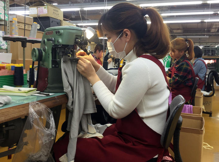 新潟県見附市の織物工場で働くベトナム人技能実習生（2019年）。コロナ後は技能人実習生の多くが解雇され帰国もできず行方不明になっている　Linda Sieg-REUTERS