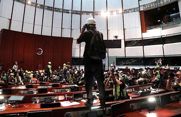 香港の警察当局は、中国本土への容疑者引き渡しを可能にする「逃亡犯条例」改正に反対して立法会（議会）に突入したデモ隊に対し催涙スプレーなどを使い、２日未明までにほとんどの参加者を強制排除した。写真は立法会の議場を占拠したデモ隊　Tyrone Siu - REUTERS