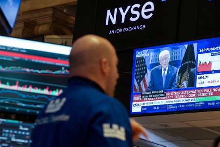 米ニューヨーク証券取引所（ＮＹＳＥ）で２０日撮影。REUTERS/Brendan McDermid
