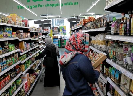 　７月２１日、スリランカ統計局が発表した６月の全国消費者物価指数（ＮＣＰＩ）は上昇率が前年比１０．８％と、５月の２２．１％から減速した。写真はスリランカのコロンボにあるスーパーマーケットで２０２０年６月撮影（２０２３年　ロイター／Dinuka Liyanawatte）