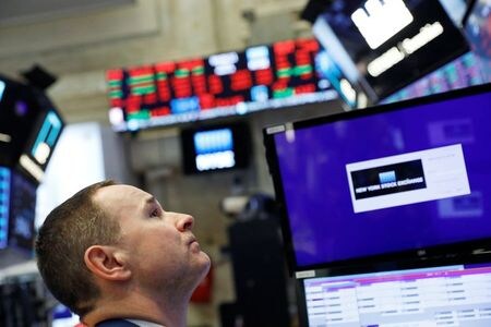 ９日の米国株式市場は急落し、寄り付き直後にＳ＆Ｐ総合５００種が前日比７％下落したことでサーキットブレーカーが発動し、取引が１５分間停止された。。ニューヨーク証券取引所で６日撮影（２０２０年　ロイター/ANDREW KELLY）