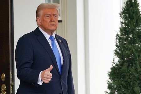 　トランプ米大統領は自身のソーシャルメディアで１３日に相互関税を発表する予定だと述べた。１１日撮影（２０２５年　ロイター／Nathan Howard）