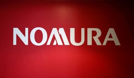 　１０月３１日、野村ホールディングスが発表した発表した２０１８年７─９月期連結決算（米国会計基準）は、当期損益が１１２億円の赤字（前四半期は５２億円の黒字）となった。四半期ベースでの赤字は１６年１―３月期以来で、ほぼ２年半ぶり。写真は同社のロゴ。２０１５年１２月に都内で撮影（２０１８年　ロイター／Toru Hanai）