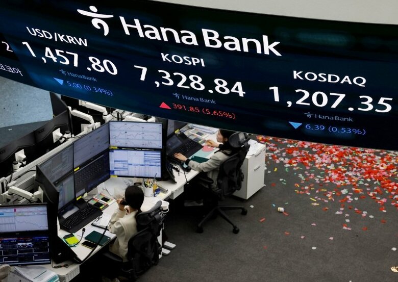 写真は5月6日、ソウルにある銀行の取引室で撮影。REUTERS/Kim Soo-hyeon