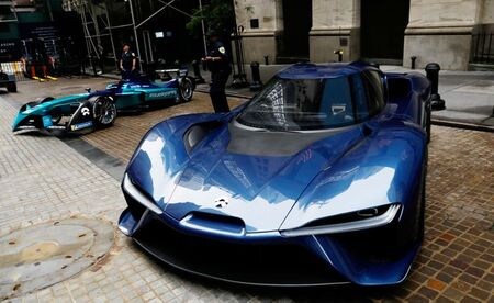 ３月２６日　世界的な半導体不足を背景に、自動車メーカーが相次いで減産を余儀なくされている。写真は減産を発表した中国の新興メーカー、上海蔚来汽車（ＮＩＯ）の電気自動車。２０１８年９月、米ニューヨーク市で撮影（２０２１年　ロイター/Brendan McDermid）