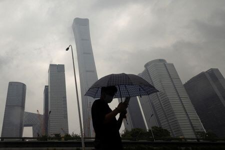 　政府債務は過去最高水準にあり、地政学的な緊張で世界の貿易体制はばらばらになりかねず、生産性は伸び悩みが続くと予想される。７月１２日、北京のビジネス街で撮影（２０２３年　ロイター/Thomas Peter）