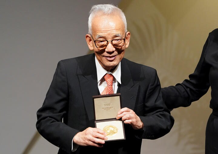 気象学のような「古典物理学」がノーベル賞で評価されるのは珍しいという（昨年12月に米ワシントンで受賞メダルを受け取る真鍋博士）　Kevin Lamarque-REUTERS