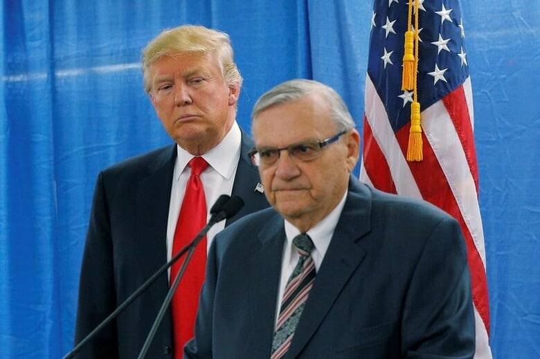 ８月２６日、トランプ米大統領は２５日、人種差別的な取り締まりを続けたとして有罪宣告を受けたアリゾナ州のジョー・アーパイオ元保安官（写真手前）に恩赦を与えた。アイオワ州で２０１６年１月撮影（２０１７年　ロイター／Brian Snyder）