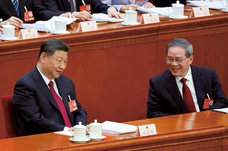 あくまで大ボス・習近平国家主席（左）を立てる姿勢が、李強首相の存在感の高まりにつながっているようだ（2025年3月の全国人民代表大会で）　FLORENCE LOーREUTERS