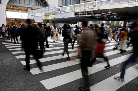 　２月２１日、内閣府は２月の月例経済報告で、景気は「緩やかに回復している」とし、現状判断を据え置いた。大阪で昨年１０月撮影（２０１８年　ロイター／Thomas White）
